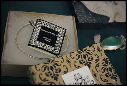 préparation du paquet de bijoux pour l&rsquo;envoi